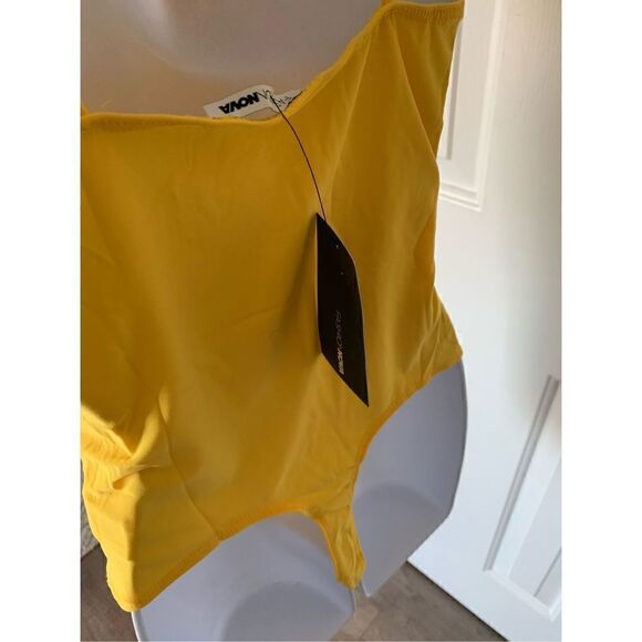 Fashion nova, yellow leotard size m body suit thong - Picture 2 of 4